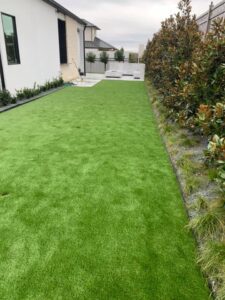 Sierra Elite Luxury Artificial Grass in narrow yard from Frisco, TX