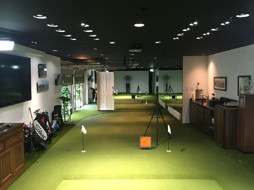 Residential indoor golf green
